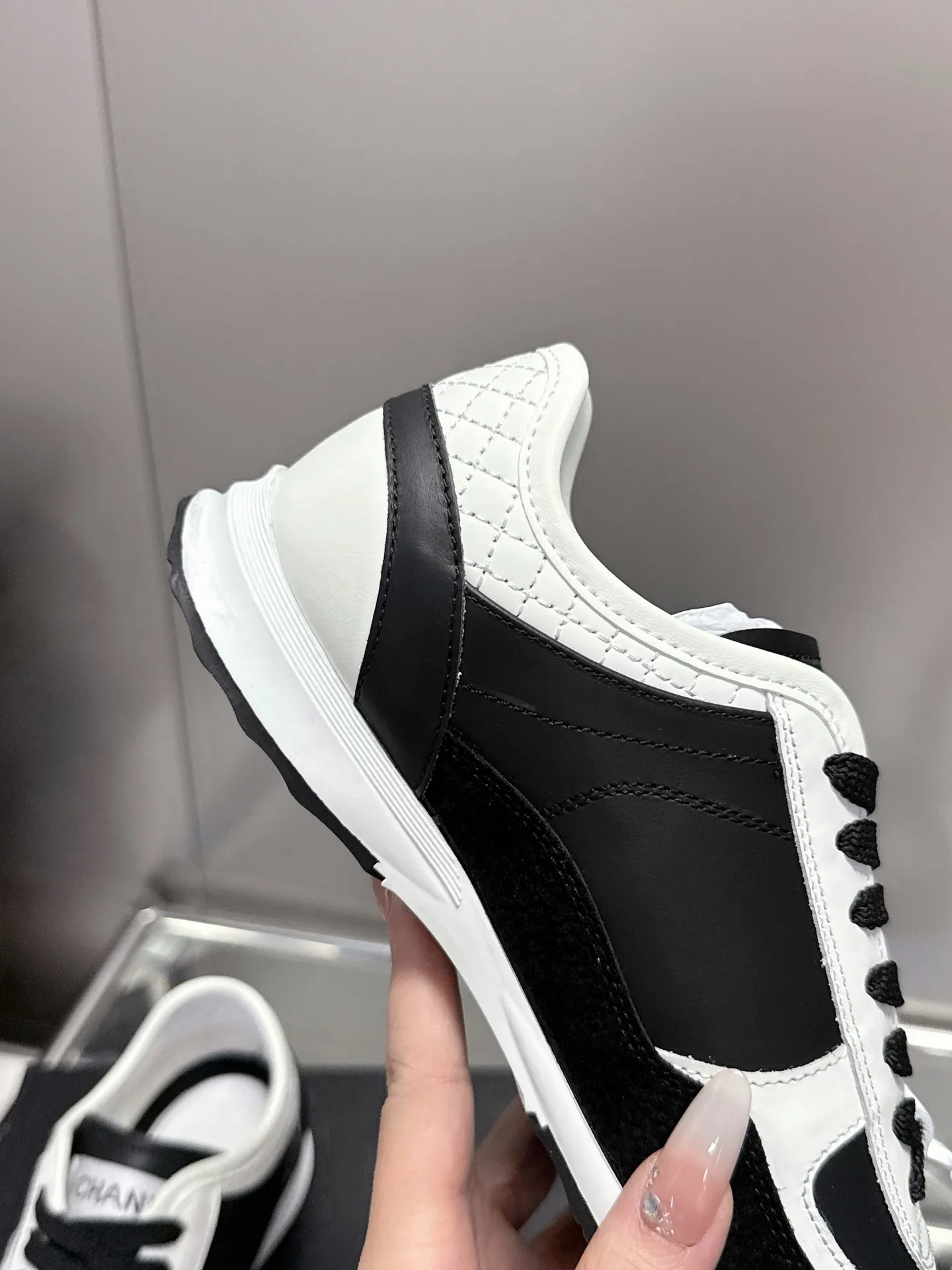 👟👟Ex-factory price 500👟👟 (size 35-40) Chanel 25p panda sneakers! It’s really out of the spotlight recently, and there’s a reason why it’s so popular! The upper is made of first-layer calfskin, with a sheepskin lining, which is breathable and comfortable. It has a full whitening effect and can easily show off your slender legs when paired with any style of clothes. Whoever wears it will look better~ The comfort level is simply amazing. Beauty and comfort coexist, and they are extremely versatile. Wearing it can easily walk ten or twenty thousand steps without any pressure, and it feels light and breathable. The classic black and white color scheme is really the best for spring and summer wear! No matter what kind of clothes you wear in daily life, you can never go wrong. You can mix and match them beautifully and look very delicate and stylish. People with wide feet don’t have to worry about making their feet look fat. Wearing it will make your feet look better. I really love this pair of shoes. Come and get a pair to make your steps more comfortable and fashionable!